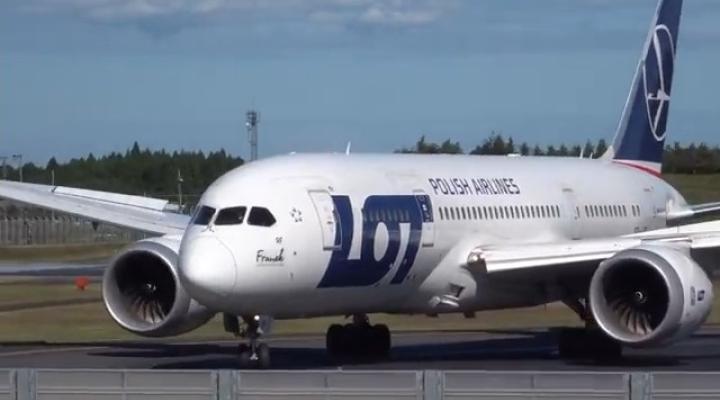Boeing 787 Dreamliner (SP-LRF) LOT-u (fot. kadr z filmu na youtube.com)