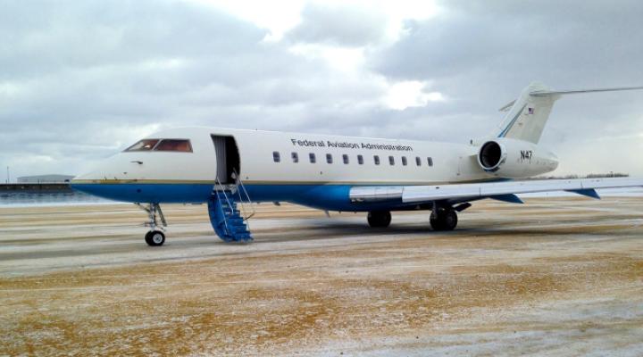 Bombardier Global 5000 należący do FAA na lotnisku (fot. NASA)