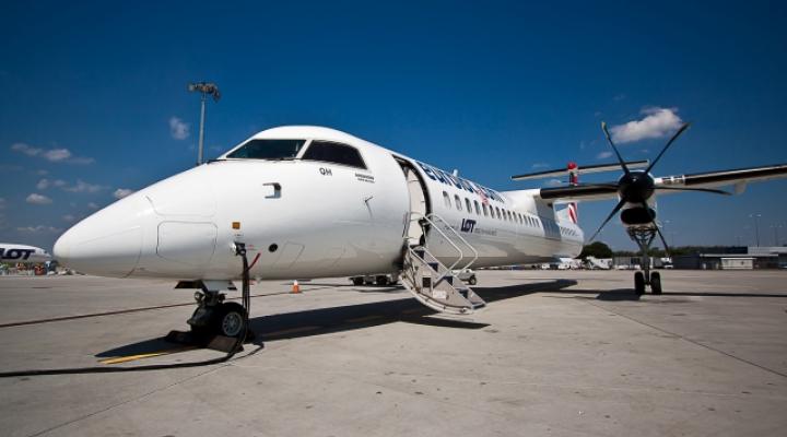 Bombardier Q400 należący do PLL LOT na płycie lotniska (fot. Krzysztof Moczulski)