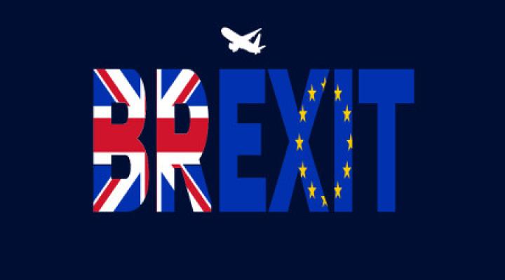 Brexit - flagi wpisane w litery - ponad nimi samolot (fot. ULC)