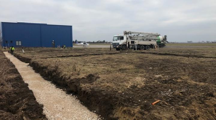 Budowa nowych hangarów na EPPT (fot. Marcin Pampuch)