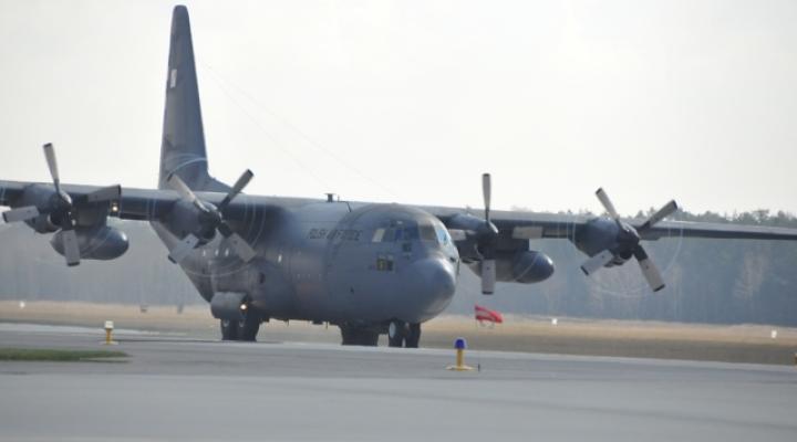 C-130E Hercules na lotnisku (fot. mjr Martyna Fedro-Samojedny)