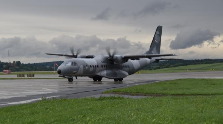 CASA C-295M na lotnisku - przy pochmurnym niebie (fot. kpt. M.Nojek)