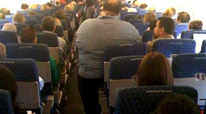 Pasażer z nadwagą w samolocie