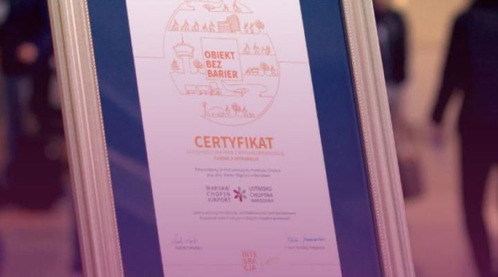 Certyfikat „Obiekt bez barier” (fot. lotnisko-chopina.pl)