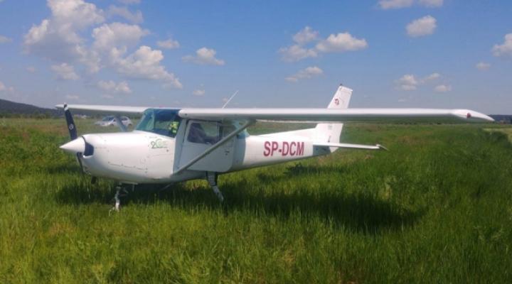 Cessna 152 awaryjnie lądował w okolicy Daleszyc (fot. KMP Kielce)