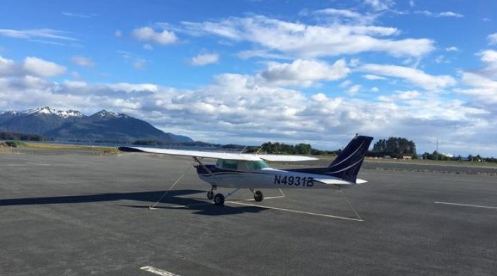 Cessna przywiązana, aby nie porwał jej wiatr (fot. Tomasz Wojtowicz)