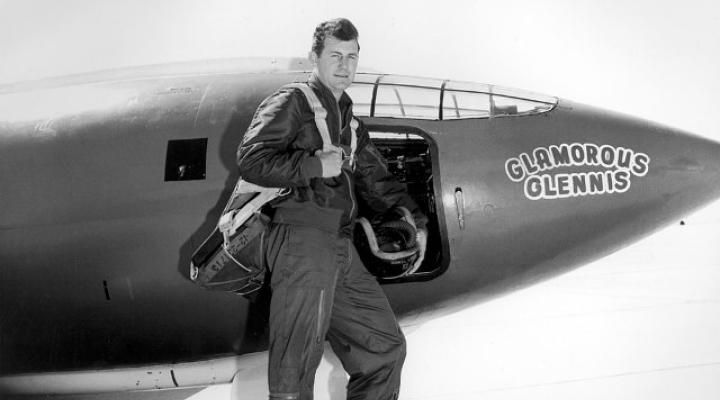 Chuck Yeager przed X-1, który nazwał Glamorous Glennis (fot. U.S. Air Force/Domena publiczna Wikimedia Commons)