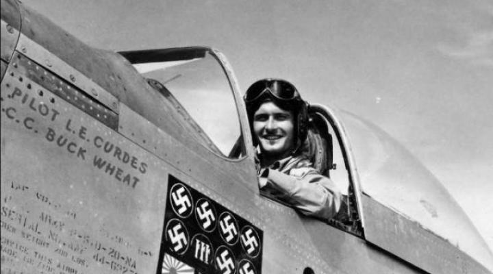 Louis Curdes w samolocie P-51 Mustang "Bad Angel"