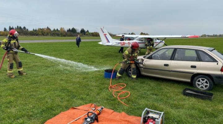 Ćwiczenie w sytuacji zagrożenia przeprowadzone na lotnisku EPPT Aeroklubu Ziemi Piotrkowskiej (fot. azp.com.pl)