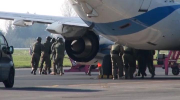 Ćwiczenie z reakcji na porwanie samolotu na Lotnisku Chopina (fot. kadr z filmu policja.pl)