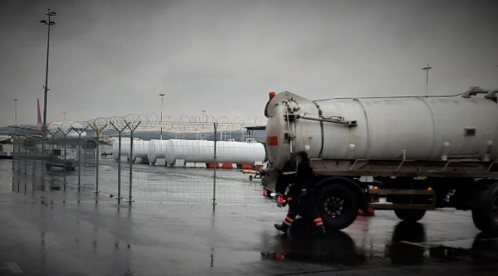 Cysterna przewożąca płyn do odladzania samolotów na lotnisku w Krakowie-Balicach (fot. Karpacki OSG)