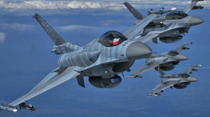 Cztery polskie samoloty F-16 (fot. kpt. Krzysztof Nanuś)