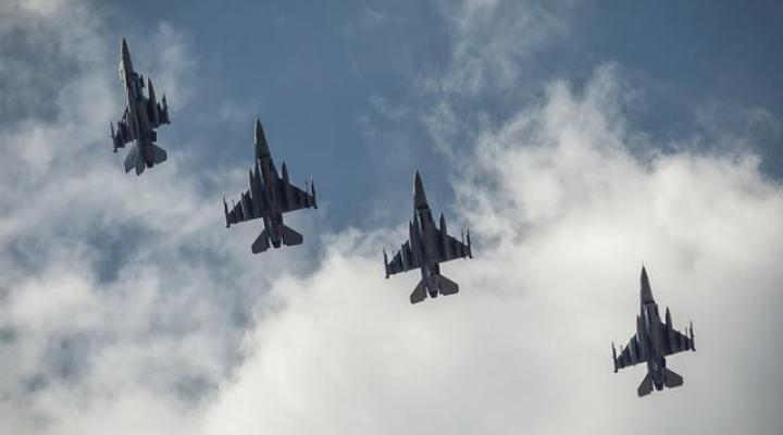 Cztery samoloty F-16 w locie - widok z dołu (fot. kpt. Michał Kolad)