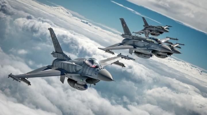 Cztery samoloty F-16 w locie nad chmurami (fot. Piotr Łysakowski)