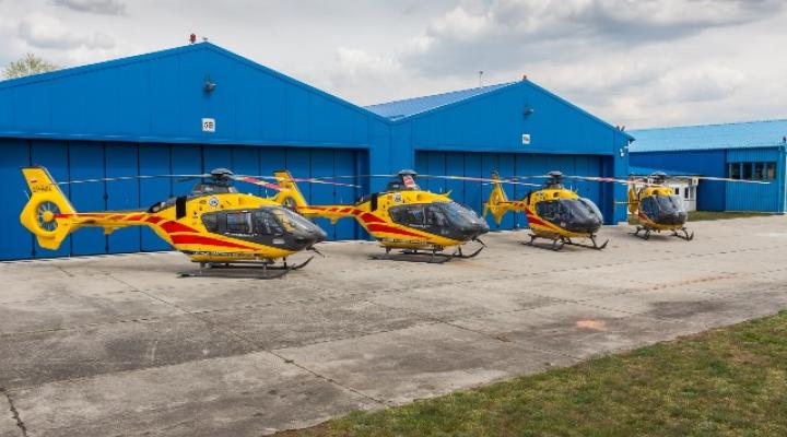 Cztery śmigłowce Lotniczego Pogotowia Ratunkowego na płycie przed hangarami (fot. Filip Modrzejewski)