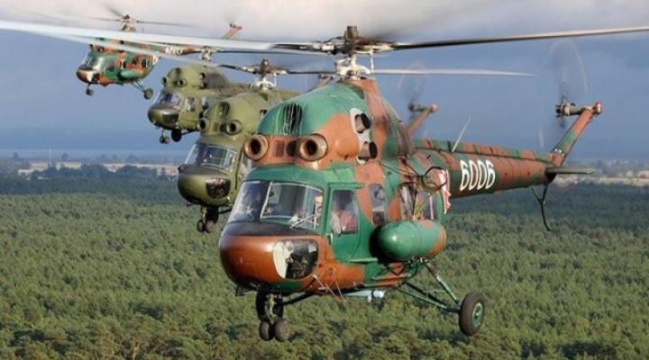 Cztery śmigłowce Mi-2 w locie (fot. Bartek Bera)