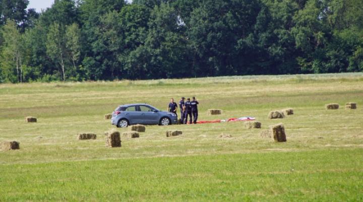 Wypadek spadochroniarza na lotnisku w Radawcu (fot. lublin112.pl)