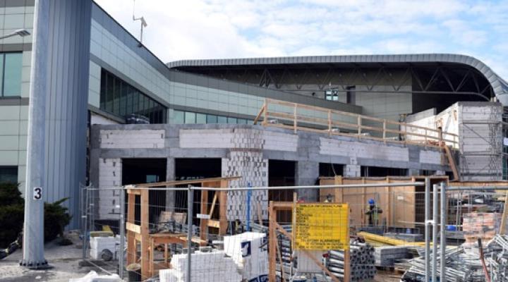 Przebudowa terminala bydgoskiego lotniska na półmetku (fot. plb.pl)