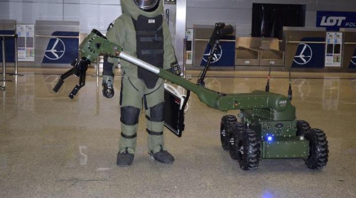 IBIS - nowy robot antyterrorysta na krakowskim lotnisku (fot. Placówka Straży Granicznej w Krakowie-Balicach)