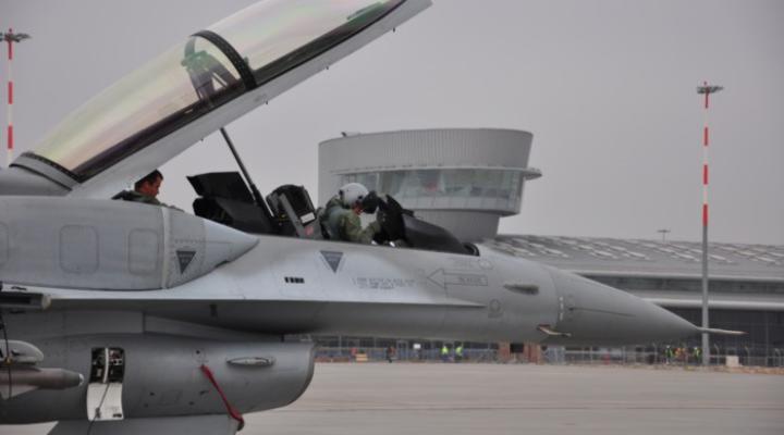 F-16 z wizytą kontrolną/ fot. Darek Kempski
