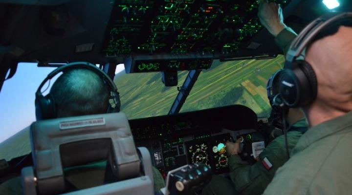 Szkolenia załóg samolotu CASA C-295M na symulatorze lotów (fot. kpt. M.Nojek)