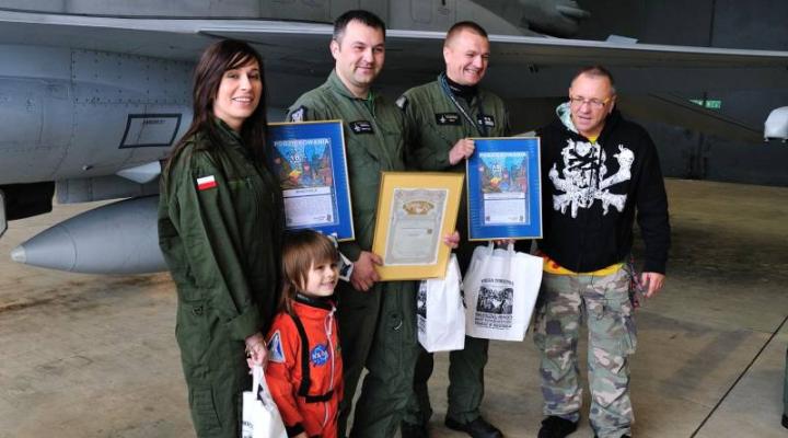 Zwycięzca aukcji WOŚP „Zostań pilotem F-16” z wizytą w 32 Bazie Lotnictwa Taktycznego w Łasku/ fot. Grzegorz Marciniak