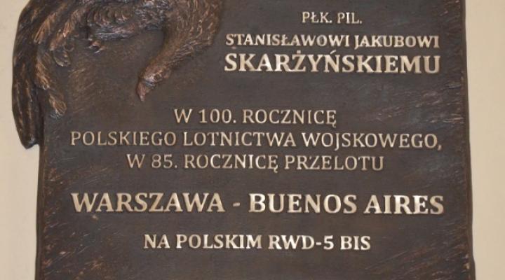 Pamiątkowa tablica patrona 8. BLTr płk pil. Stanisława Jakuba Skarżyńskiego (fot. kpt. M.Nojek)
