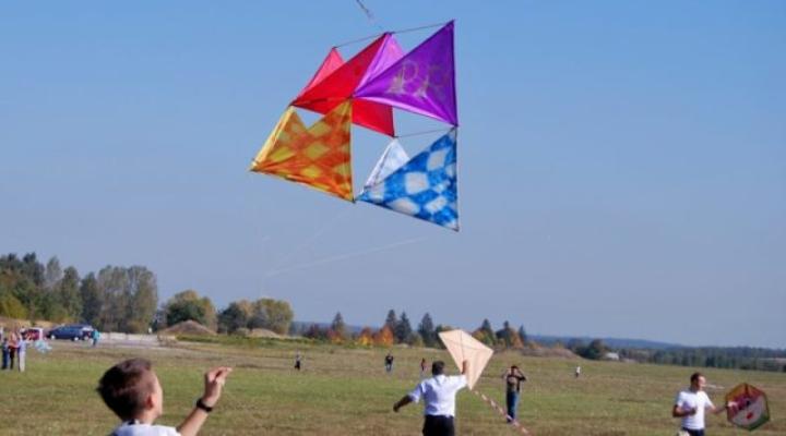 Kolorowe latawce obwieszczą koniec sezonu na lotnisku w Rudnikach (fot. aeroklub-czestochowa.org.pl)