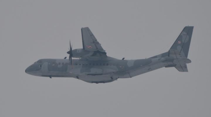 Samolot CASA C-295M w locie - widok z boku (fot. kpt. M.Nojek)