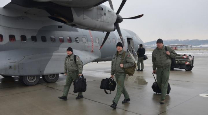 Załoga samolotu CASA C-295M o nr 020 podczas Akcji Serce (fot. kpt. Maciej Nojek)