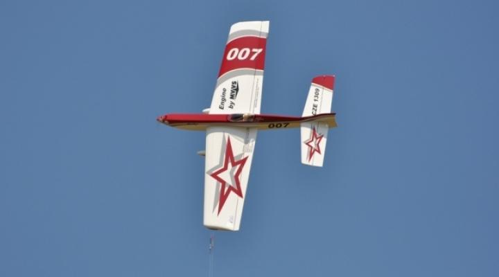 Model samolotu akrobacyjnego latający na uwięzi (fot. Bogdan Wierzba)