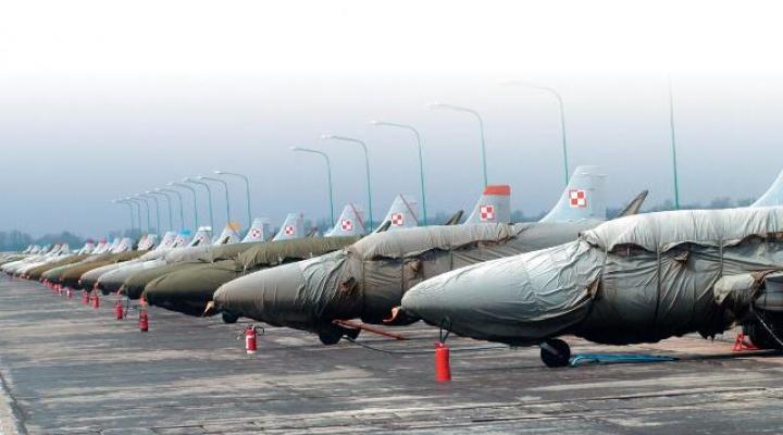Samoloty TS-11 na stanowiskach postojowych lotniska w Dęblinie