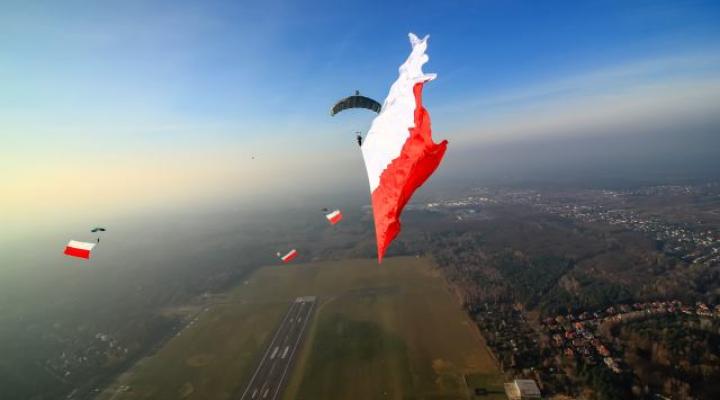 Defilada Flagowa na lotnisku Babice (fot. Olga Wiewiórka Żaglewska/Sky Magic/FB)