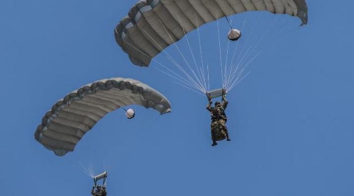 Desant dwóch spadochroniarzy z pełnym wyposażeniem (fot. 6 Brygada Powietrznodesantowa)