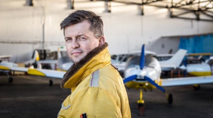 Dominik Punda w hangarze z samolotami w tle (fot. Aeroklub Ziemi Lubuskiej)