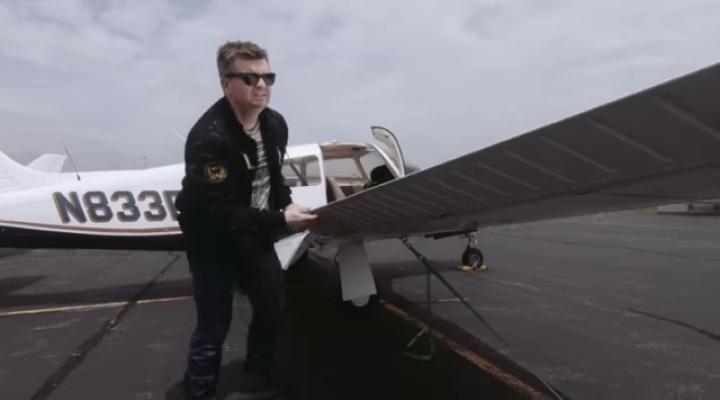 Dominik Punda - przegląd samolotu przed odbiorem (fot. kadr z filmu na youtube.com)