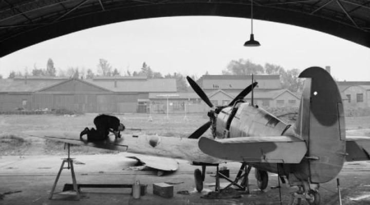 Dostosowanie karabinów maszynowych na samolocie Spitfire w Biggin Hill (fot.Miller (Plt Off)/Domena publiczna/Wikimedia Commons)