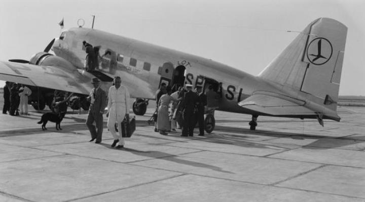 Douglas DC-2 w barwach PLL LOT (fot. Matpc/Domena publiczna/Wikimedia Commons)