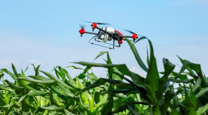 Dron firmy XAG wyposażony w środki owadobójcze walczy ze szkodnikami (fot. www.xa.com)