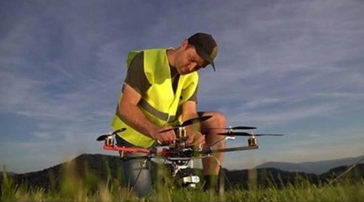 Dron i jego operator (fot. ULC)