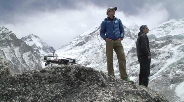 Dron i pilot w Himalajach (fot. ProSieben Maxx)