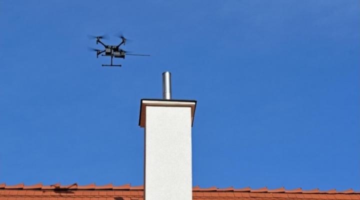 Dron kontroluje jakość powietrza (fot. UM Poznań)