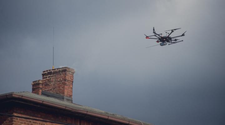 Dron kontroluje jakość powietrza (fot. Wojciech Mateusiak)