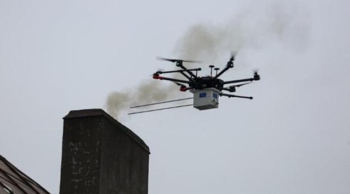 Dron mierzący poziom szkodliwych substancji (fot. katowice.eu)