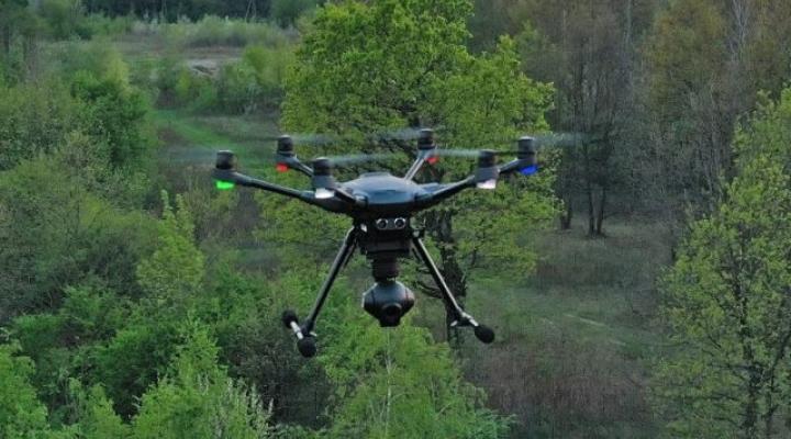 Dron w locie nad lasem - widok z bliska (fot. Maciej Włodarczyk/PAŻP)
