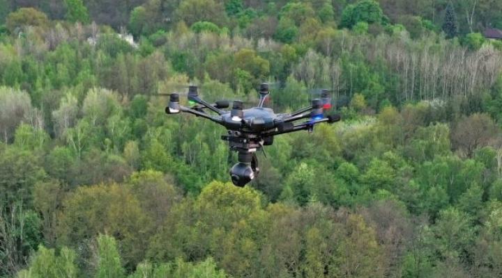 Dron w locie nad lasem (fot. Maciej Włodarczyk/PAŻP)
