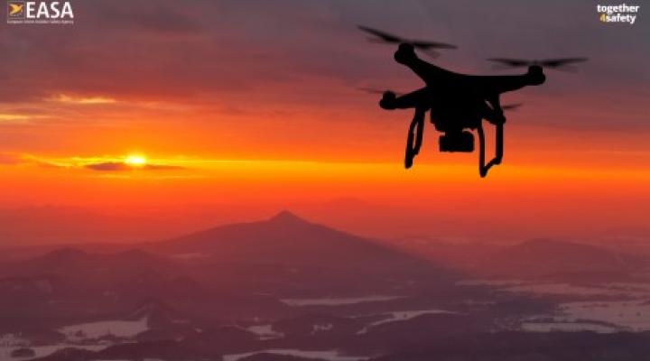 Dron w locie o zachodzie słońca (fot. EASA)