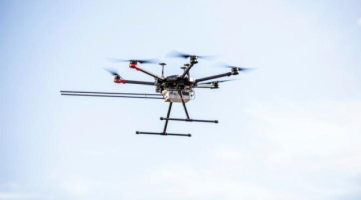 Dron z aparaturą do kontroli stanu powietrza (fot. Łukasz Wójcik/UM Radom)
