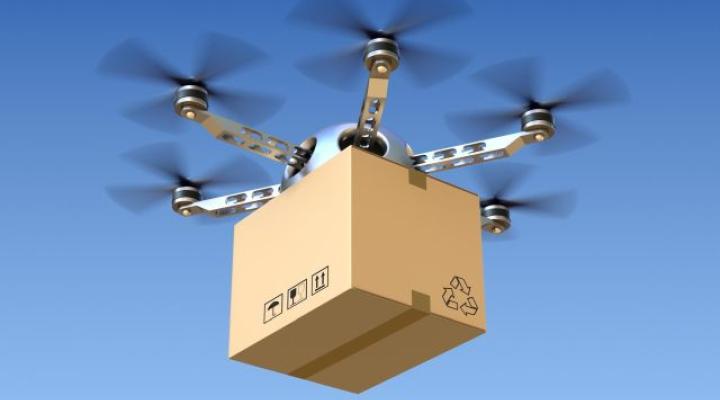 Udana dostawa paczki dronem w terenie zabudowanym